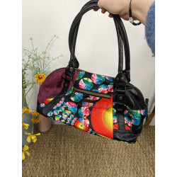 Sac à main desigual multicolore.