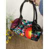 Sac à main desigual multicolore.