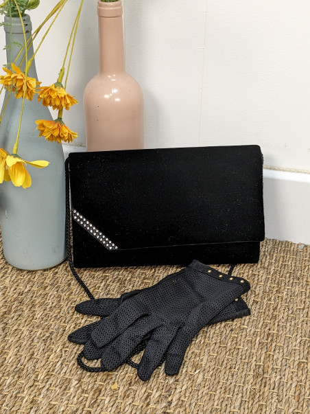 pochette en velours et sa paire de gants ajourés