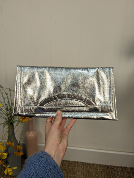 Pochette vintage argentée plate